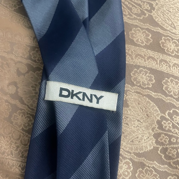 DKNY SILK SKINNY TIE - Picture 4 of 5